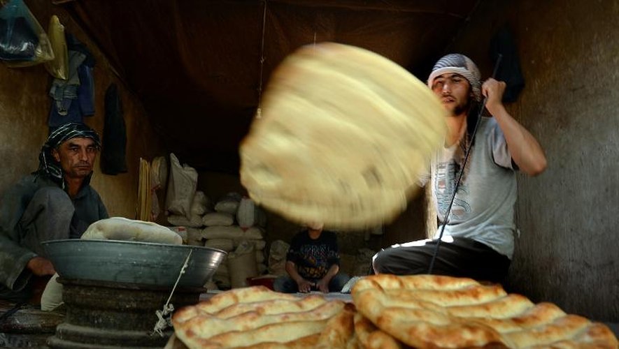 Un Afghan fabrique du pain traditionnel, dans un village de la vallée du Panshir, le 8 juin 2014