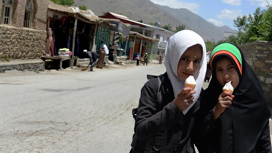 De jeunes écolières afghanes dans les rues d'un village de la vallée du Panshir, le 8 juin 2014