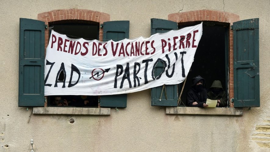 Des opposants à un projet de Center Parcs ont affiché une banderole sur une maison qu'ils occupent à Roybon, en Isère, près du site où est prévu l'implantation du projet, le 30 novembre 2014