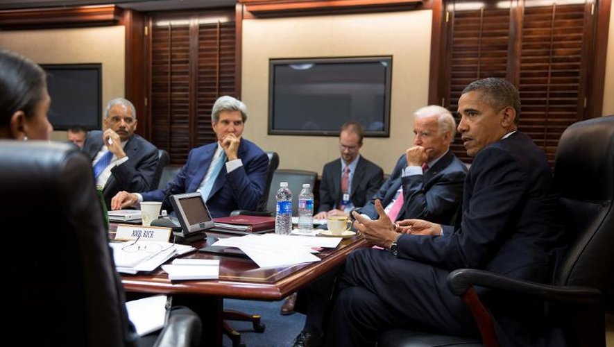 John Kerry (C) et Barack Obama (D) lors d'une réunion le 30 août 2013 à la Maison Blanche
