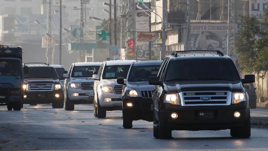 Le convoi de voitures des experts des Nations Unies traverse le village de Taanayel le 31 août 2013 au Liban