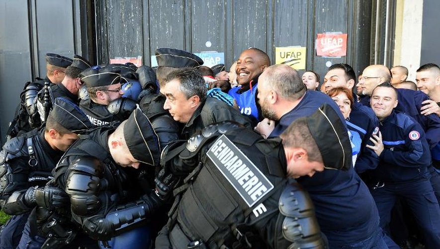 Des surveillants de prison délogés par les gendarmes mobiles le 12 juin 2014 devant la prison de Fleury-Mérogis