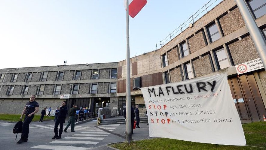 Des surveillants bloquent la prison de Fleury-Mérogis, dans la banlieue sud de Paris, le 12 juin 2014