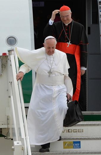 Le pape François suivi du cardinal Tarcisio Bertone le 29 juillet 2013 à l'aéroport de Rome