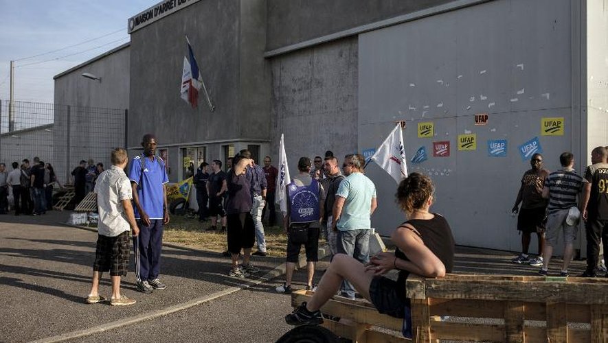 Des surveillants de prison bloquent l'entrée de la maison d'arrêt de Lyon-Corbas, le 12 juin 2014