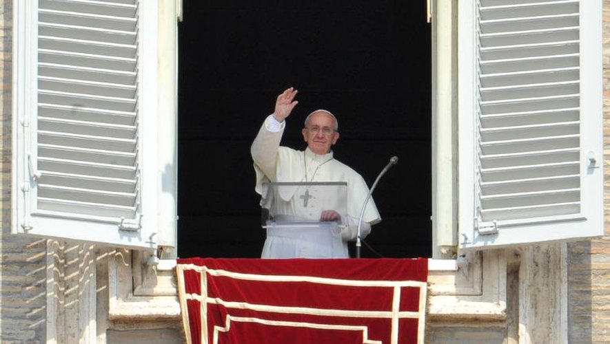 Le pape François s'adresse à la foule massée place Saint-Pierre le 25 août 2013 au Vatican