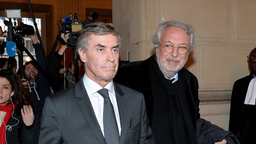 Jérôme Cahuzac et son avocat Jean-Alain Michel à la sortie du palais de justice le 10 février 2016 à Paris