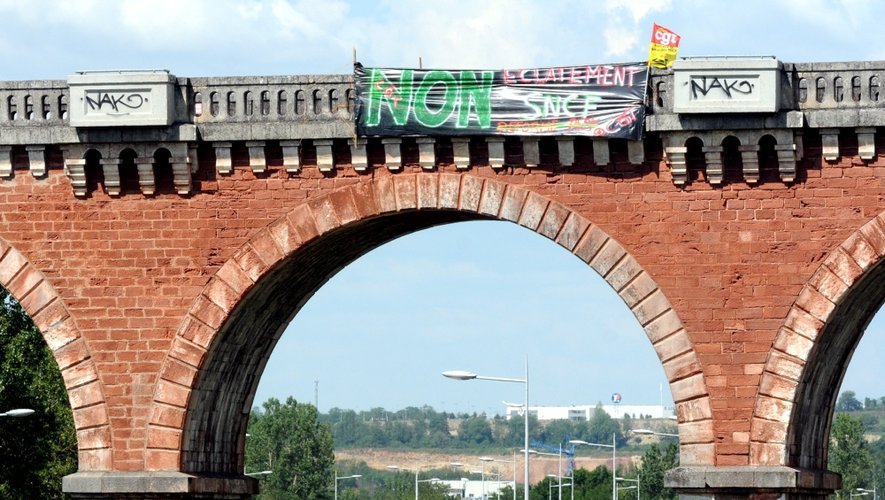 Une banderole installée cet après-midi par les cheminots CGT pour protester contre la réforme ferroviaire.