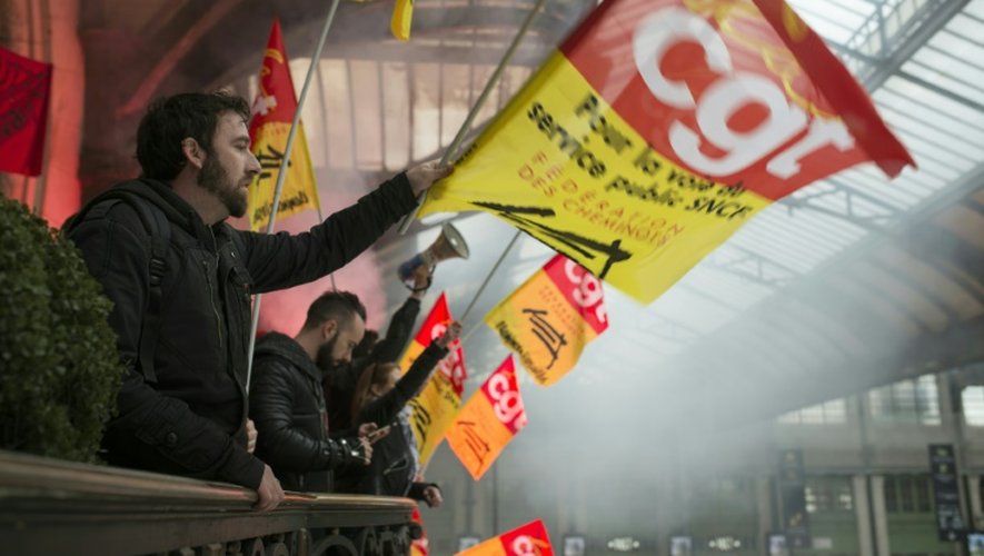 Des militants CGT manifestent le 26 avril 2016 gare de Lyon à Paris