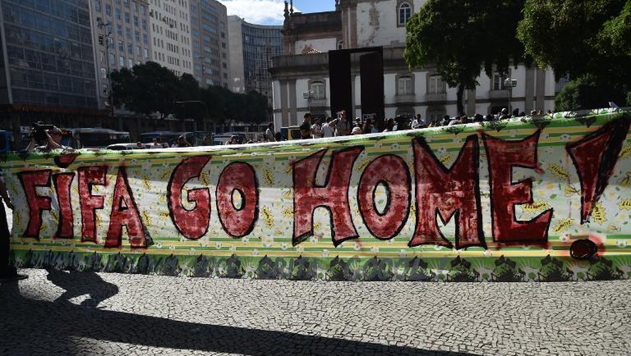 Banderole contre le Mondial de football le 12 juin 2014 à Rio de Janeiro