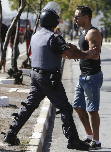 Un policier anti-émeute face à un manifestant à Sao Paulo, le 12 juin 2014