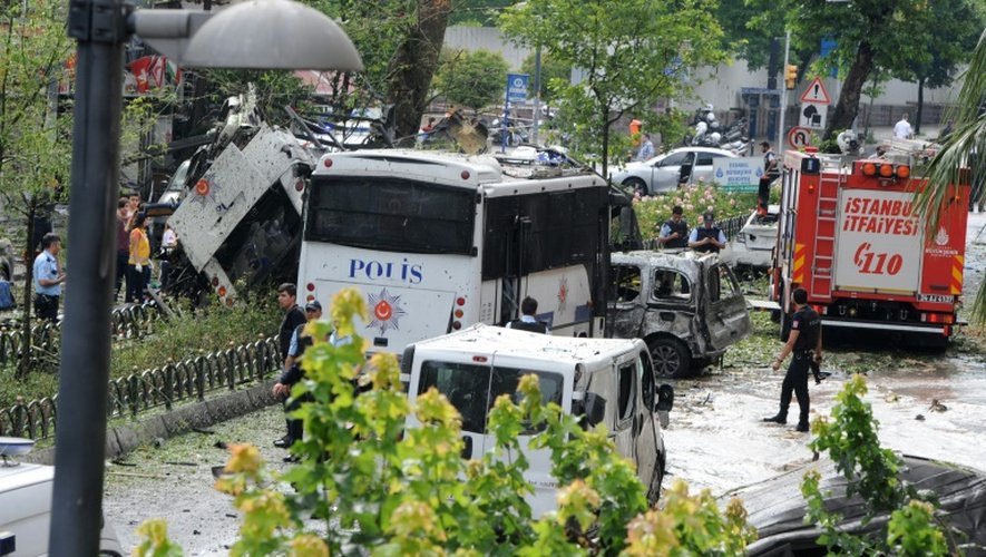Des policiers sur les lieux d'une attaque à la bombe ayant visé un véhicule de police à Istanbul, le 7 juin 2016