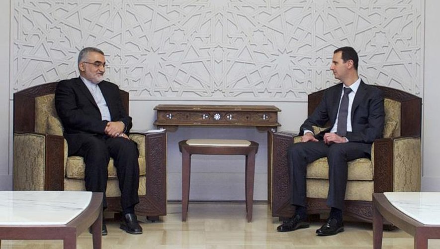 Photo fournie par l'agence SANA le 22 avril 2013 montrant Allaeddine Boroujerdi et Bachar al-Assad en discussion à Damas
