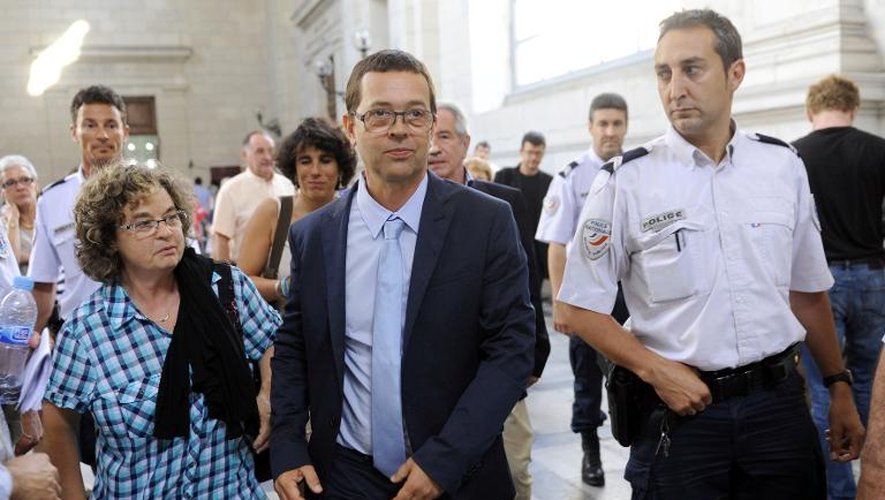 L'ancien urgentiste Nicolas Bonnemaison (c) arrive au tribunal de Pau le 12 juin 2014