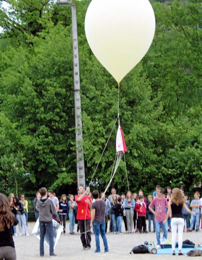 Les élèves du collège Kervallon à la recherche d'un ballon stratosphérique