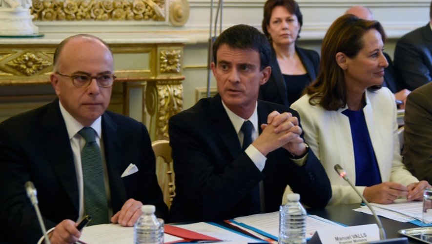 Le ministre de l'Intérieur Bernard Cazeneuve, le Premier ministre Manuel Valls et la ministre de l'Environnement Ségolène Royal, lors d'une réunion sur les inondations le 6 juin 2016 au ministère de l'Intérieur à Paris