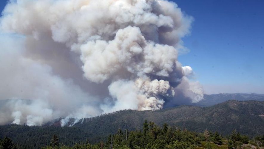 Les fumées de l'incendie s'élèvent au dessus du parc de Yosemite le 28 août 2013 en Californie