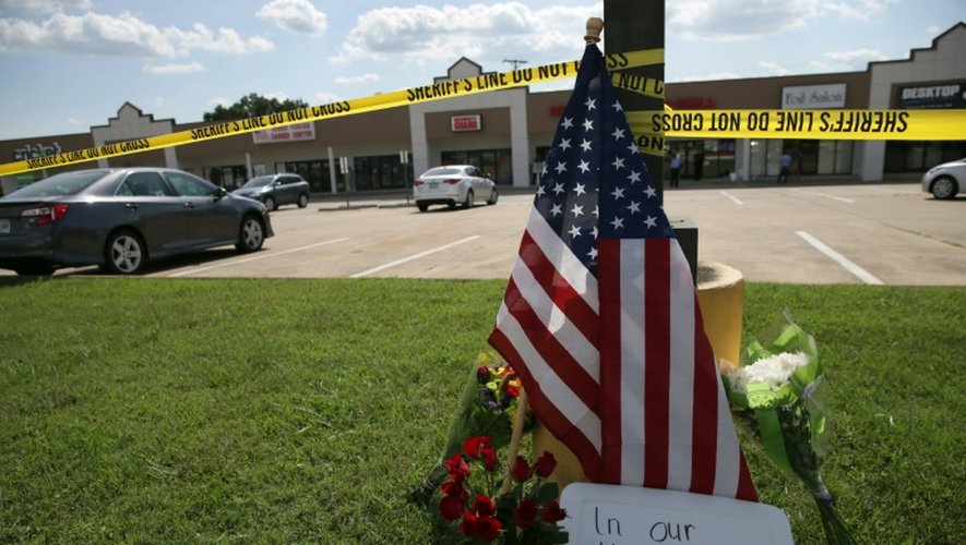 Un mémorial improvisé devant le centre de recrutement de l'armée américaine victime d'une attaque, le 16 juillet 2015, à Chattanooga, dans le Tennessee