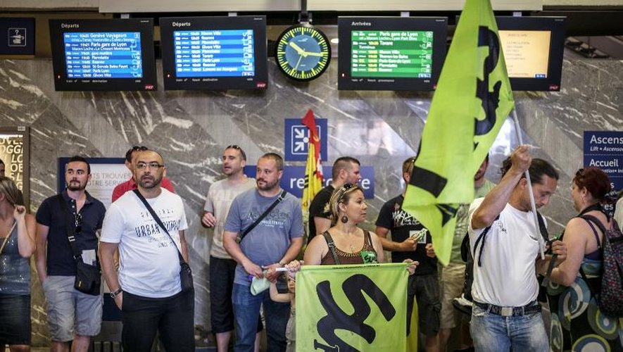 Des employés de la SNCF manifestant le 12 juin 2014 à la gare de Lyon-Perrache à Lyon