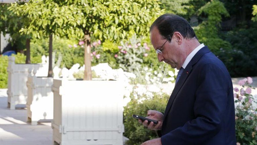 François Hollande le 11 juin 2011 dans la cour de l'Eylsée