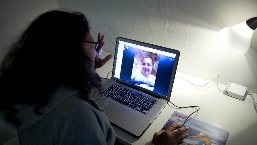 Une femme communique avec sa famille via Skype le 27 août 2013 à Stockholm