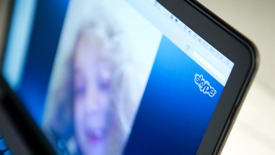 Une femme communique avec sa famille via Skype le 27 août 2013 à Stockholm