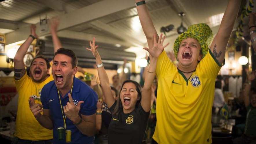 Des supporters brésiliens le 12 juin 2014 dans un bar à Mogi das Cruzes
