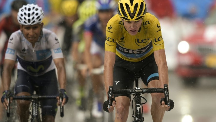 Le maillot jaune du Tour de France Chris Froome, suivi par Nairo Quintana, à l'arrivée de la 12 étape du Tour de France, le 16 juillet 2015 au Plateau de Beille