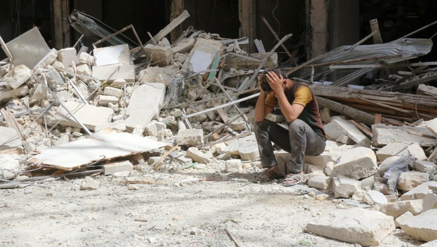 Un civil après les bombardements sur Alep en Syrie, le 3 mai 2016