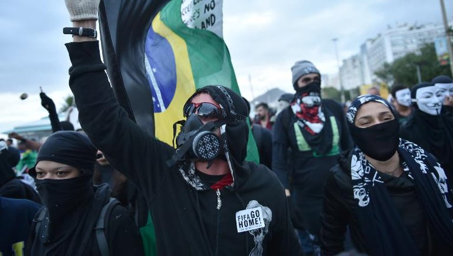 Des manifestants anti-Mondial le 12 juin 2014 à Rio de Janeiro