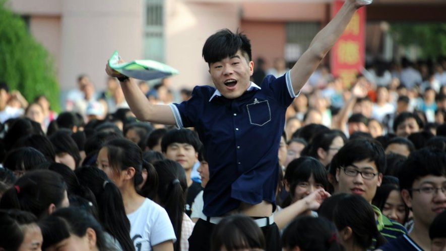 Des lycéens viennent de passer le Gaokao, à Bozhou, dans la province de Anhui, dans l'est de la Chine