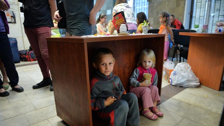 Enfants jouant au siège de la "République populaire de Donetsk" autoproclamée dans l'est de l'Ukraine, le 12 juin 2014