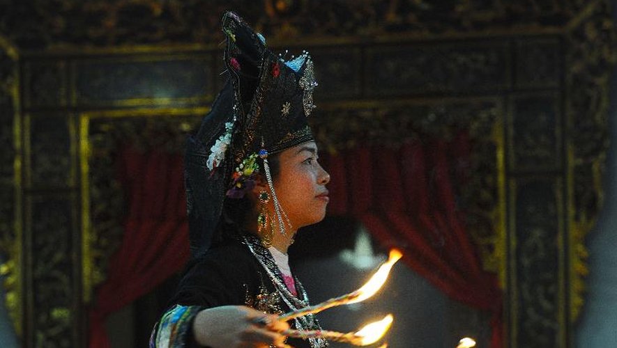 Une danseuse de Len Dong se produit dans un temple d'Hanoï le 25 mars 2014