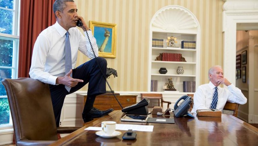 Barack Obama au téléphone avec le président  républicain de la Chambre des représentants John Boehner le 31 août 2013 dans son bureau de la Maison Blanche