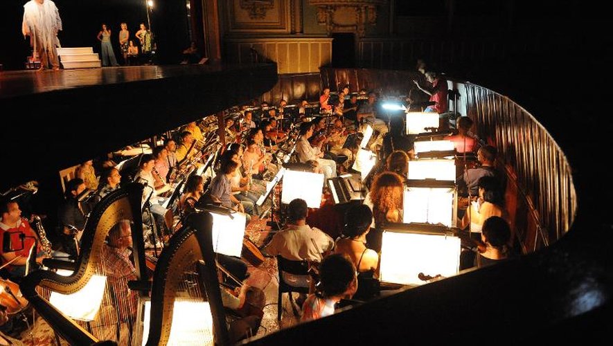 Le chef d'orchestre Tiberiu Soare dirige l'orchestre le 8 septembre 201 durant une répétition d'Oedipe, un opéra du compositeur roumain George Enesco