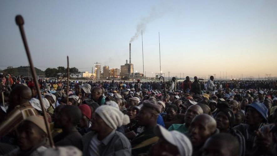 Rassemblement de mineurs de platine en grève au stade Wonderkop de Marikana, en Afrique du Sud, le 12 juin 2014