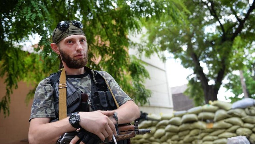 Un séparatiste prorusse garde une barricade à Marioupol, dans l'est de l'Ukraine, le 9 juin 2014
