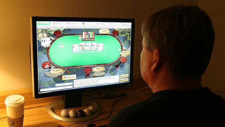 Un homme joue au poker en ligne sur Manassas le 2 octobre 2006