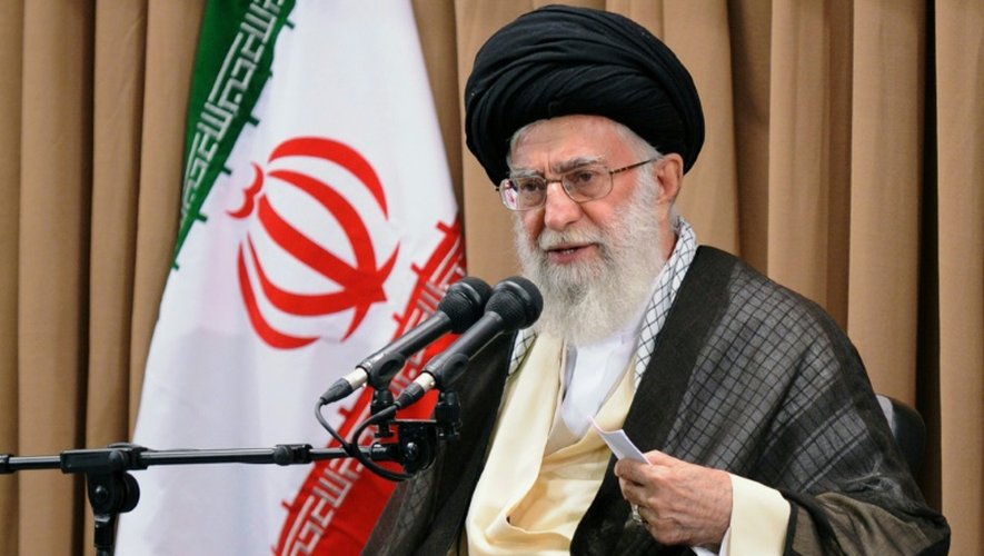 Photo fournie par les autorités iraniennes du guide suprême Ali Khamenei s'adressant à des membres du gouvernement iranien le 23 juin 2015
