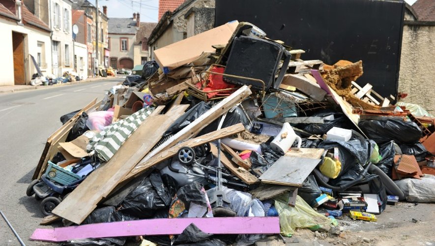 Les effets personnels d'habitants de Montargis gisent devant leur maison après les inondations, le 7 juin 2016