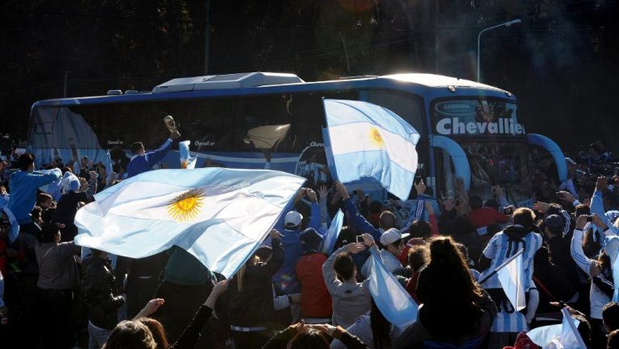 Des supporters argentins accompagnent le bus des joueurs de l'équipe nationale en partance pour le Brésil, à Ezeiza le 9 juin 2014