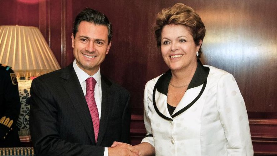 Photo publiée le 26 janvier 2013 par la présidence brésilienne à l'occasion d'une rencontre entre la présidente du Brésil, Dilma Rousseff (d) et son homologue mexicain, Enrique Pena Nieto, à Santiago au Chili
