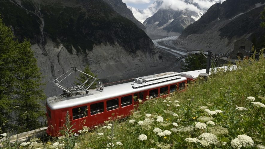 Le célèbre train du Montenvers au dessus de la "Mer de glace", glacier des Alpes françaises menacé par le réchauffement climatique, le 8 juin 2015 à Chamonix-Mont-Blanc