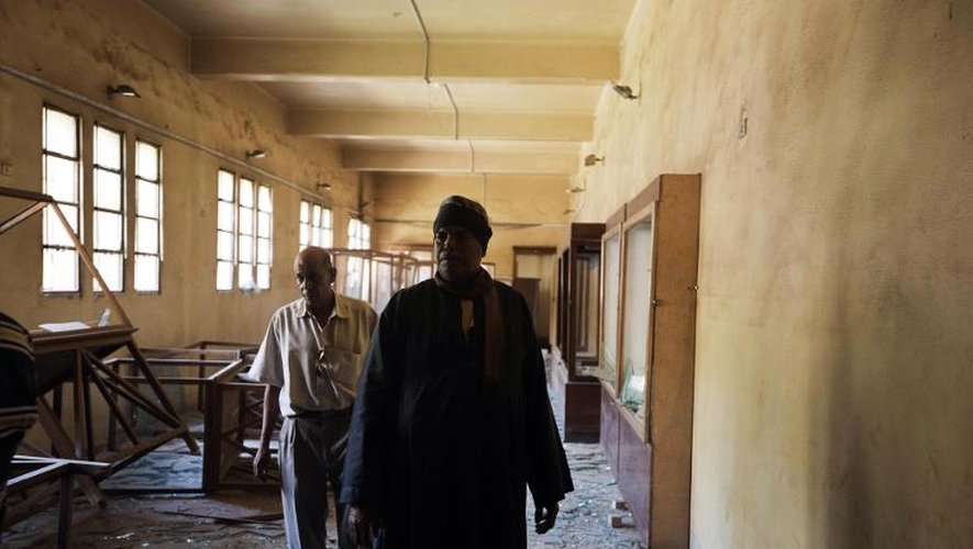 Des personnes constatent les dégâts le 26 août 2013, après que le musée de Mallawi a été vandalisé, dans le sud de l'Egypte