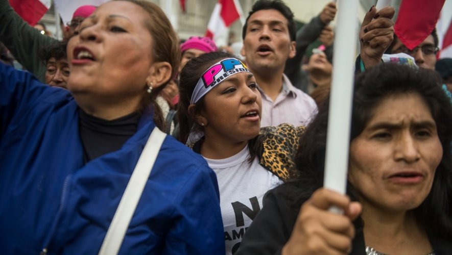 Des partisans de Pedro Pablo Kuczynski manifestent devant les bureaux des autorités électorales péruviennes le 7 juin 2016 à Lima