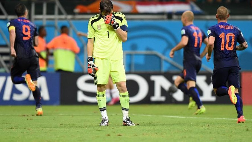 Iker Casillas dépité après le 4e but des Pays-Bas inscrit par Robin van Persie, à Salvador, au premier tour du groupe B du Mondial, le 13 juin 2014