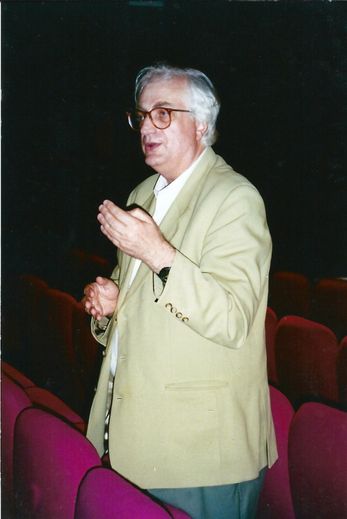 Bertrand Tavernier, en visite à Espalion. Ce cinéaste, éclectique et talentueux, est depuis 1996, le parrain du cinéma Rex, comme en atteste la plaque  sur la façade du bâtiment.