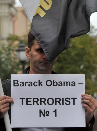 Un manifestant russe porte une affiche sur laquelle le président américain est accusé d'être un terroriste, le 2 septembre 2013 à Saint-Pétersbourg