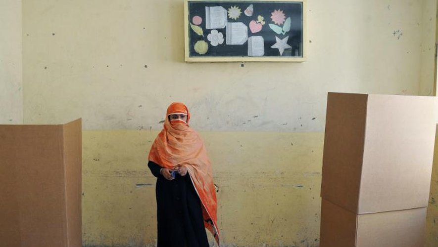 Une Afghane vote à Jalalabad pour le second tour de l'élection présidentielle, le 14 juin 2014