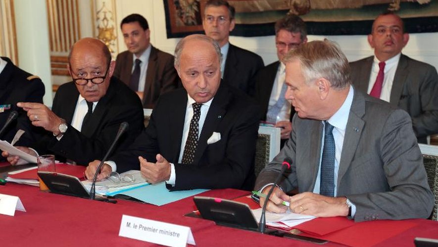 Jean-Luc Le Drian (g), Laurent Fabius (c) et Jean-Marc Ayrault lors de la réunion d'information parlementaire sur la Syrie, le 2 décembre 2013 à Matignon
